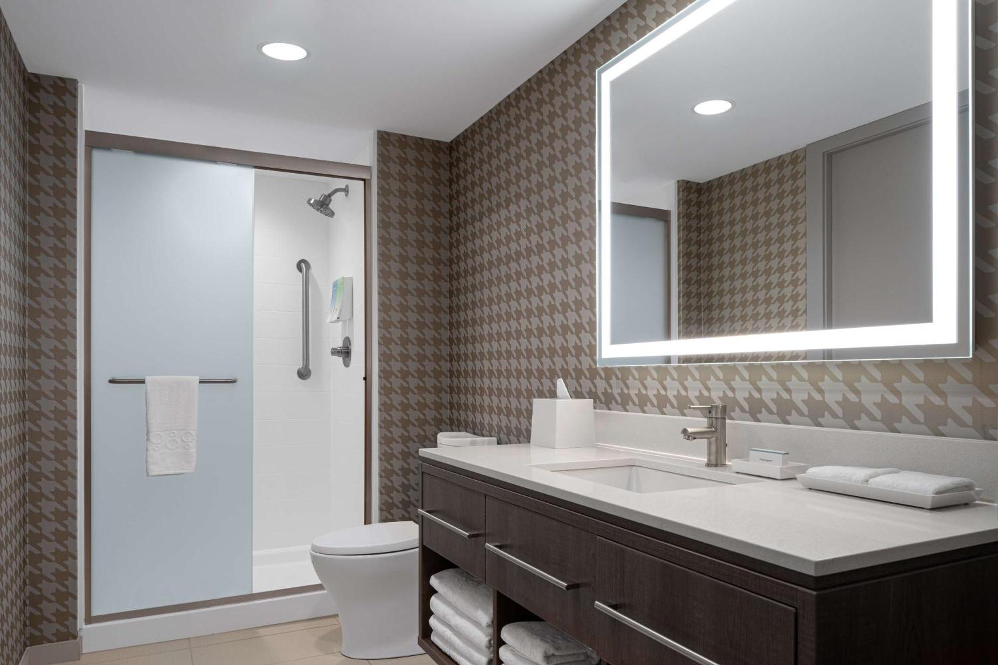 Home2 Suites By Hilton Des Moines At Drake University Eksteriør billede