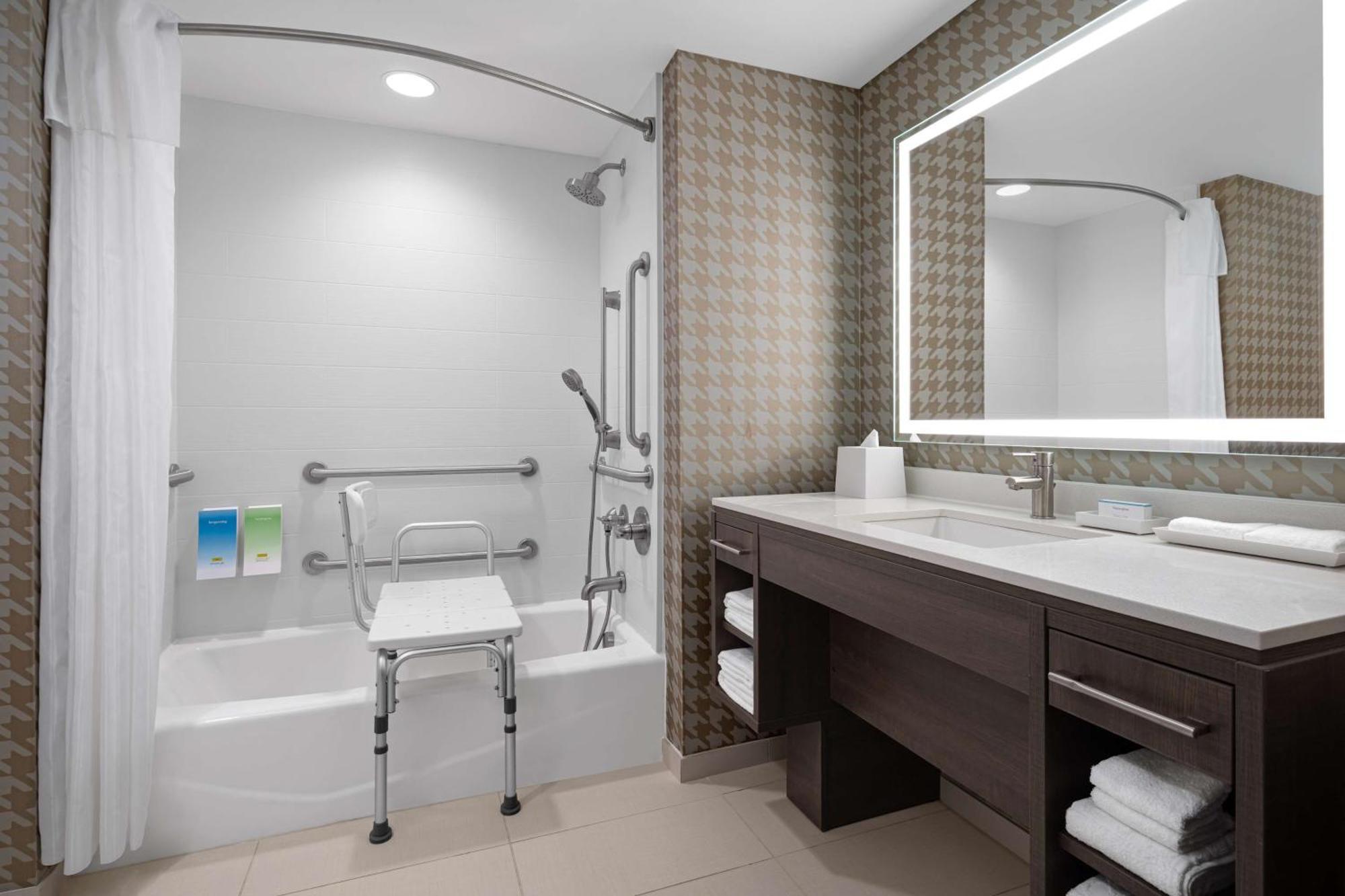 Home2 Suites By Hilton Des Moines At Drake University Eksteriør billede