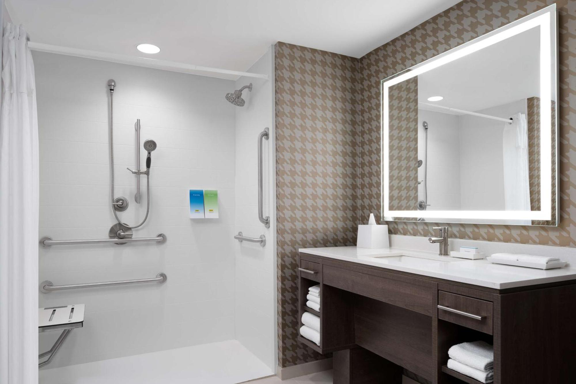 Home2 Suites By Hilton Des Moines At Drake University Eksteriør billede